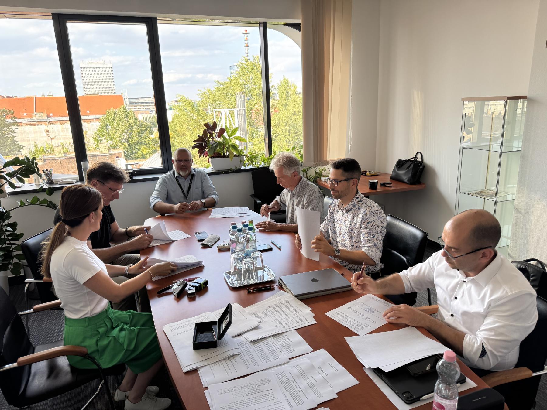 Dr. Dér Henrietta; Karászi Zoltán (QTICS) Képen: Berencsi Bence, SAASCO, Vincze-Pap Sándor (JÁFI); Papp Gergő (JÁFI); Szabó András Viktor (QFD)